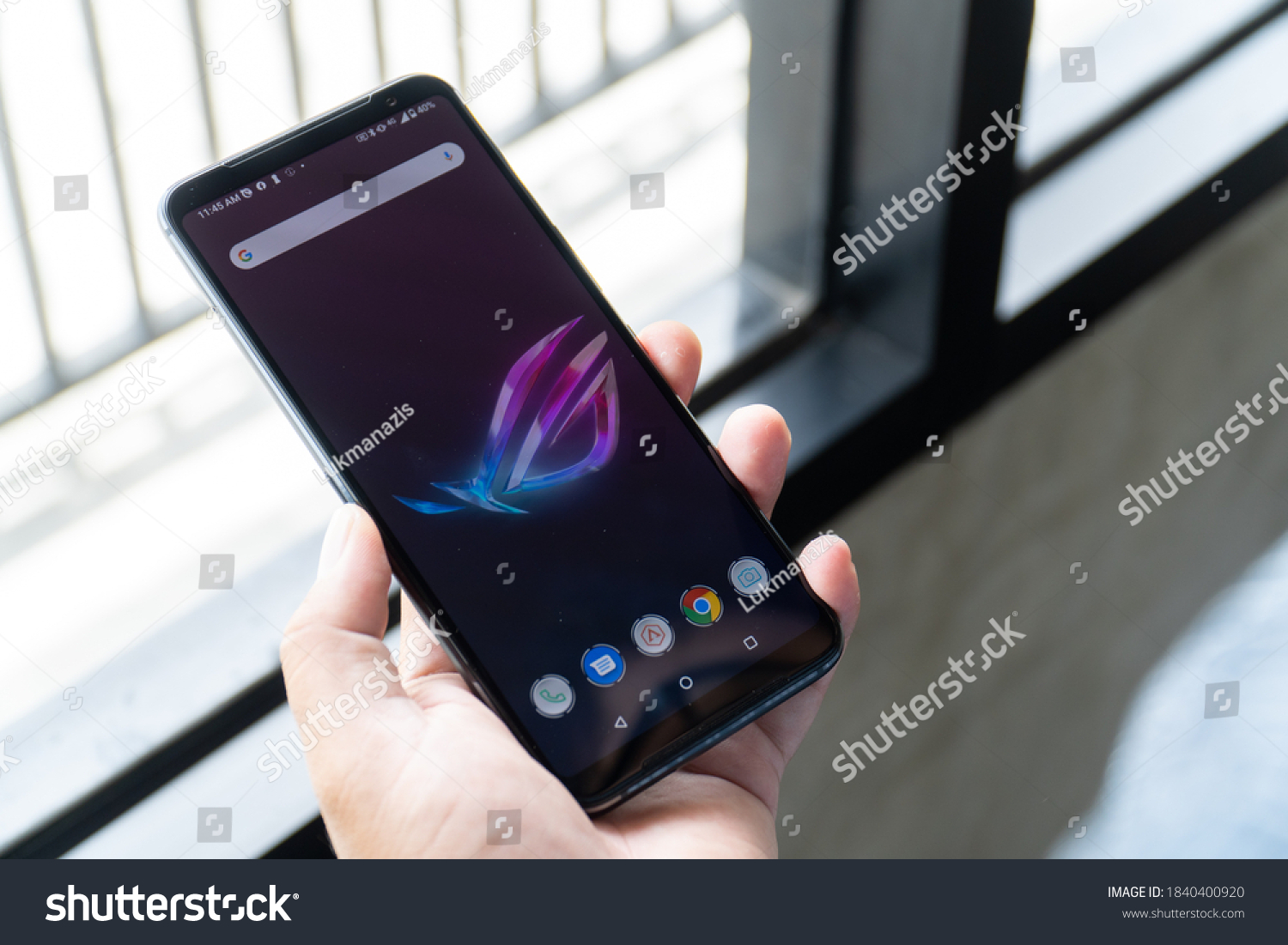 Stunning 144Hz AMOLED Display for Immersive Viewing